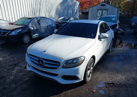 2016 Mercedes-Benz C 300 4Matic z USA, uszkodzony, nr VIN 55SWF4KB1GU115389